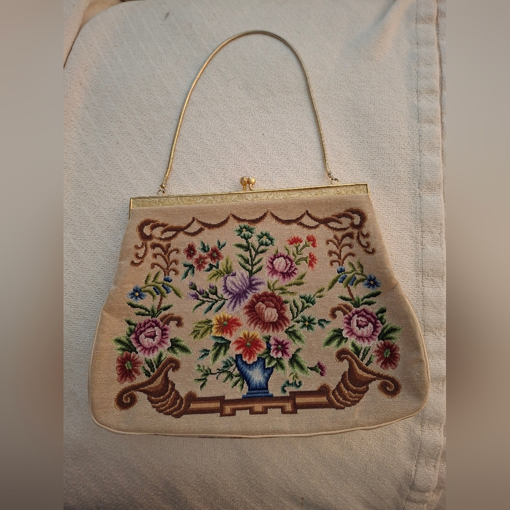 Cream Floral Embroidered Shoulder Bag with Gold Clasp